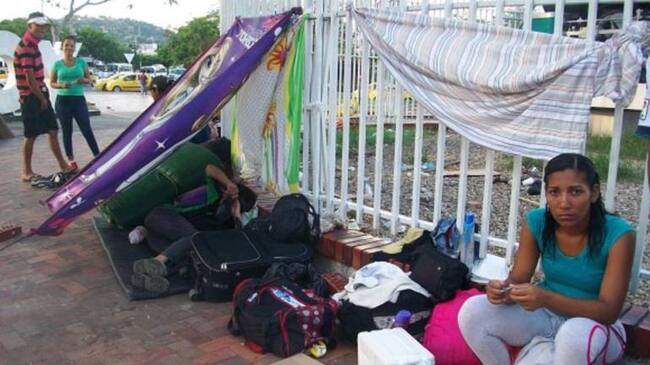 Venezolanos duermen en espacios públicos de Cúcuta.