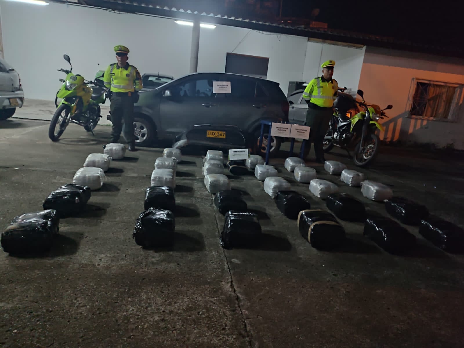 El vehículo traía 32 paquetes de marihuana.