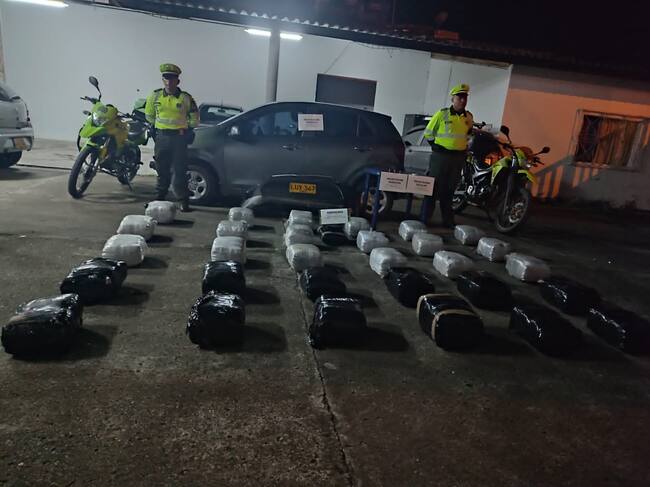 El vehículo traía 32 paquetes de marihuana.