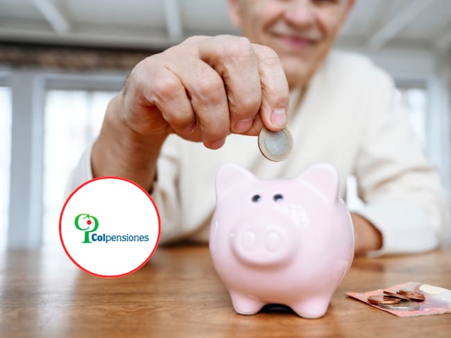 Adulto mayor ahorrando dinero en una alcancía y al lado el logo de Colpensiones (Fotos vía Getty Images)