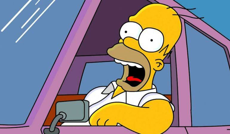 Homer Simpson conduciendo. 