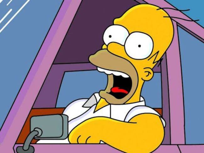 Homer Simpson conduciendo. 