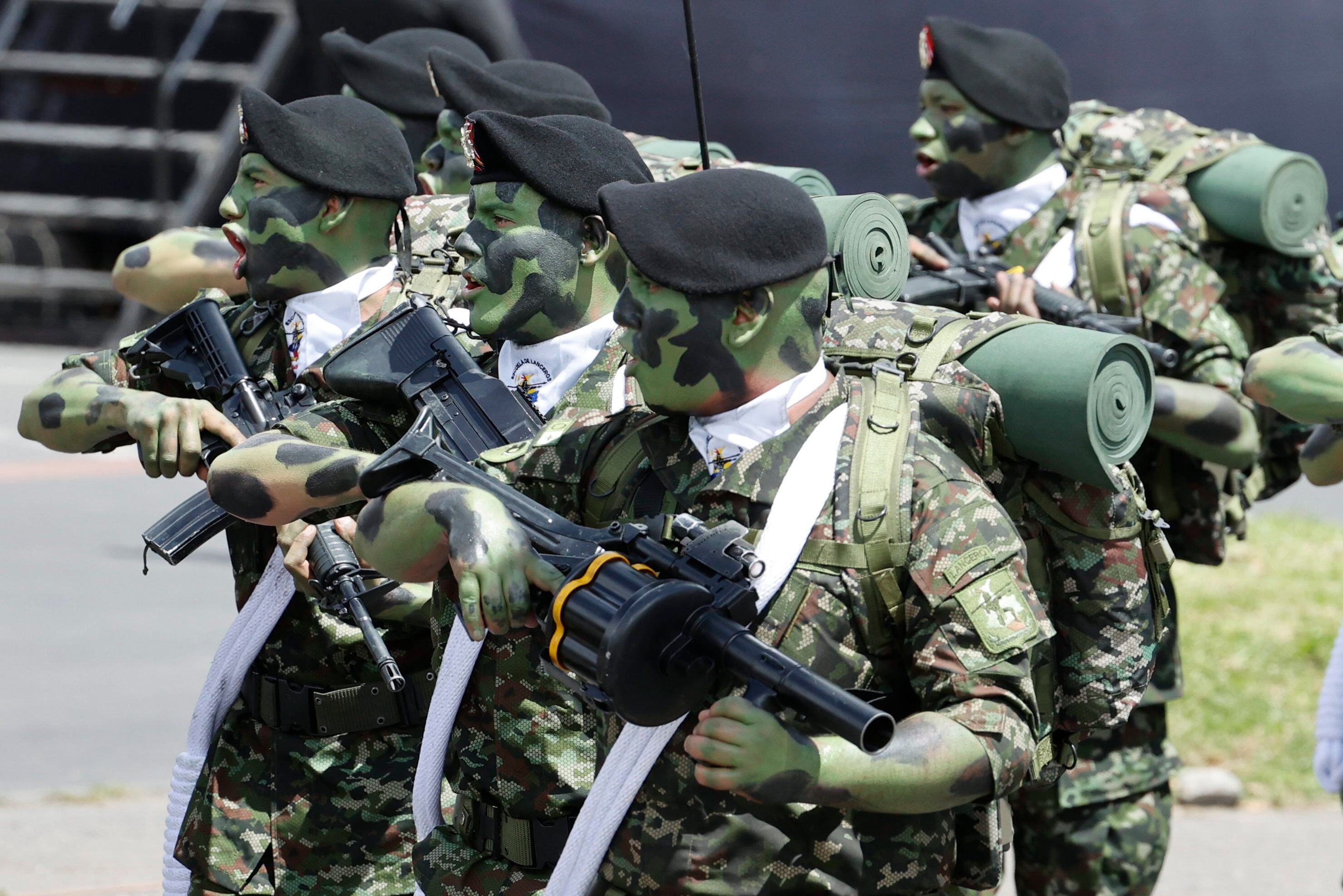 AME3409. BOGOTÁ (COLOMBIA), 20/07/2024.- Militares participan en un desfile en conmemoración del Día de la Independencia, este sábado en Bogotá (Colombia). Este sábado 20 de Julio Colombia celebra su Día de la Independencia en un desfile militar con presencia de hombres y mujeres de las Fuerzas Militares y Policía Nacional. EFE/ Mauricio Dueñas Castañeda