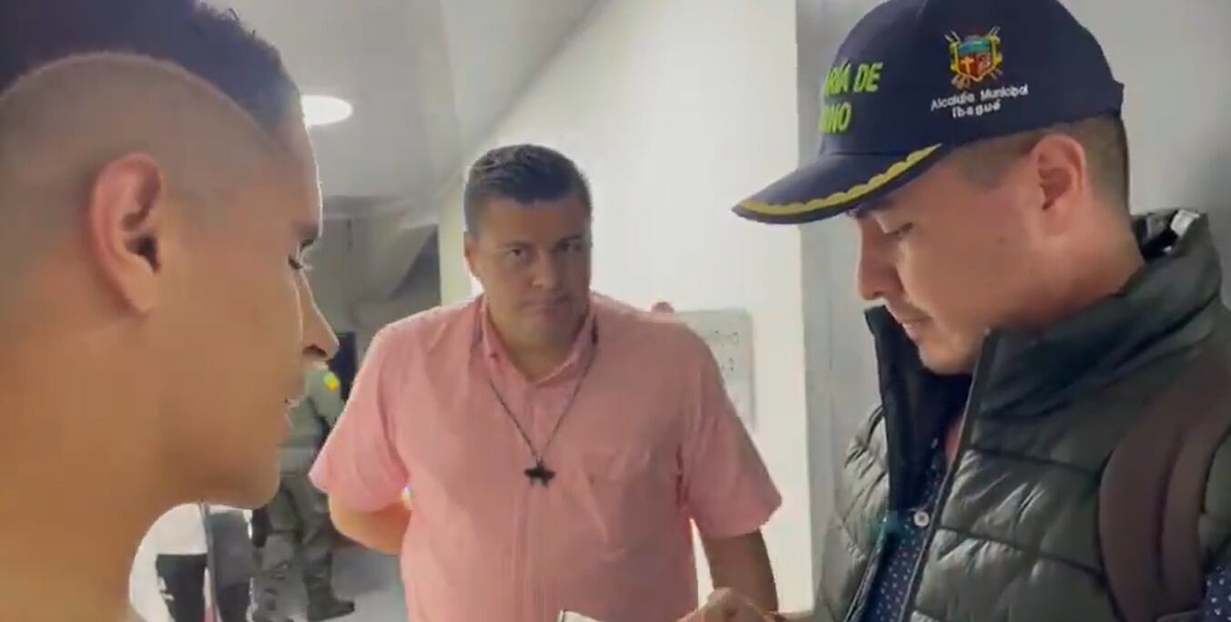 Daniel Cataño siendo notificado por funcionarios de la secretaria de gobierno de Ibagué / Video: @losmillonarios