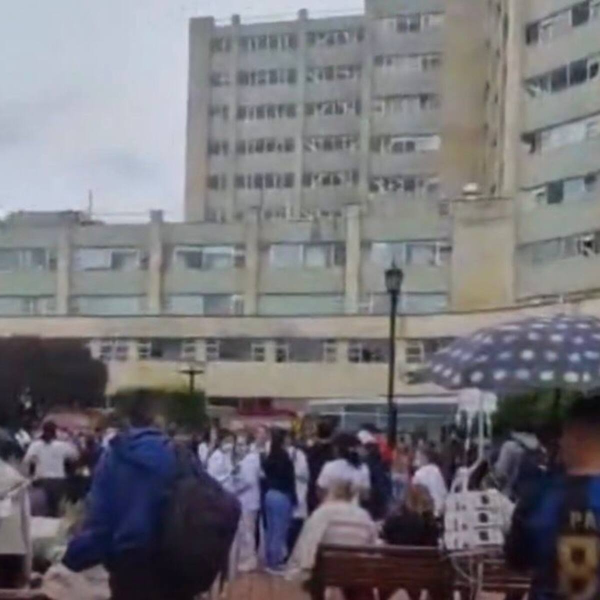 Incendio en el Hospital Militar de Bogotá: evacuaron de forma preventiva