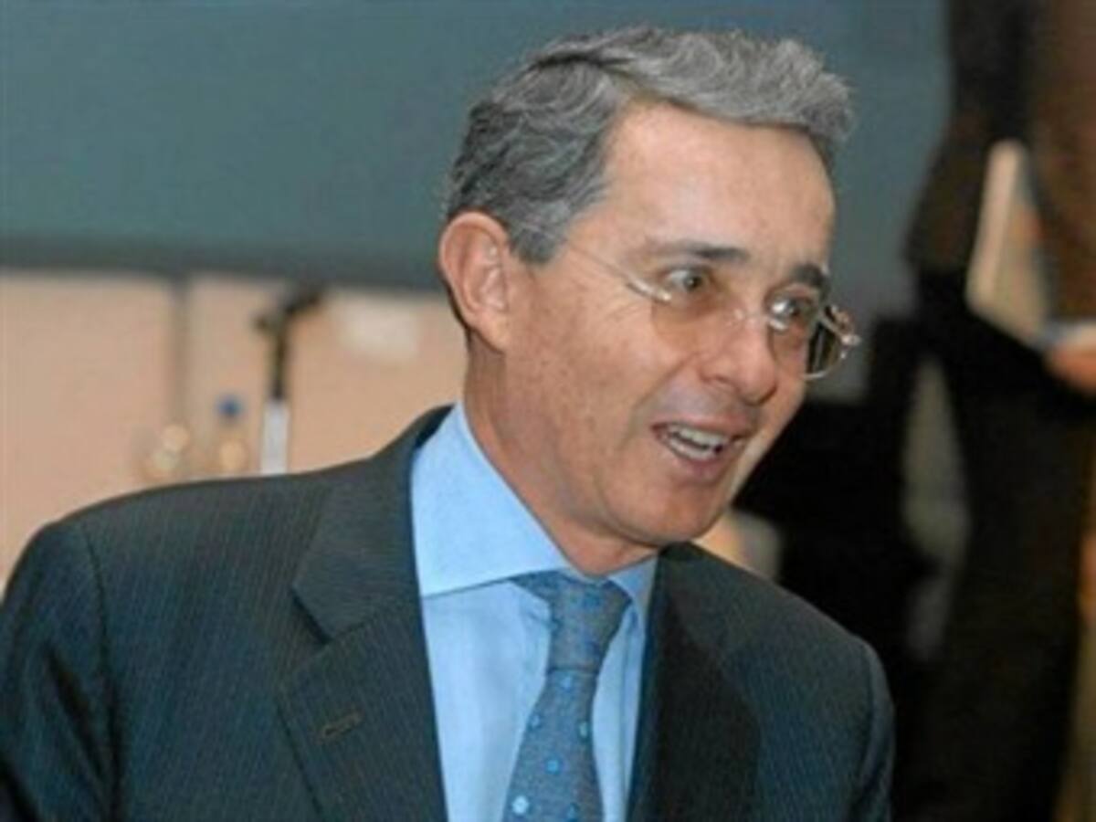 Uribe le confirma a La W que asistirá a la Asamblea de la U