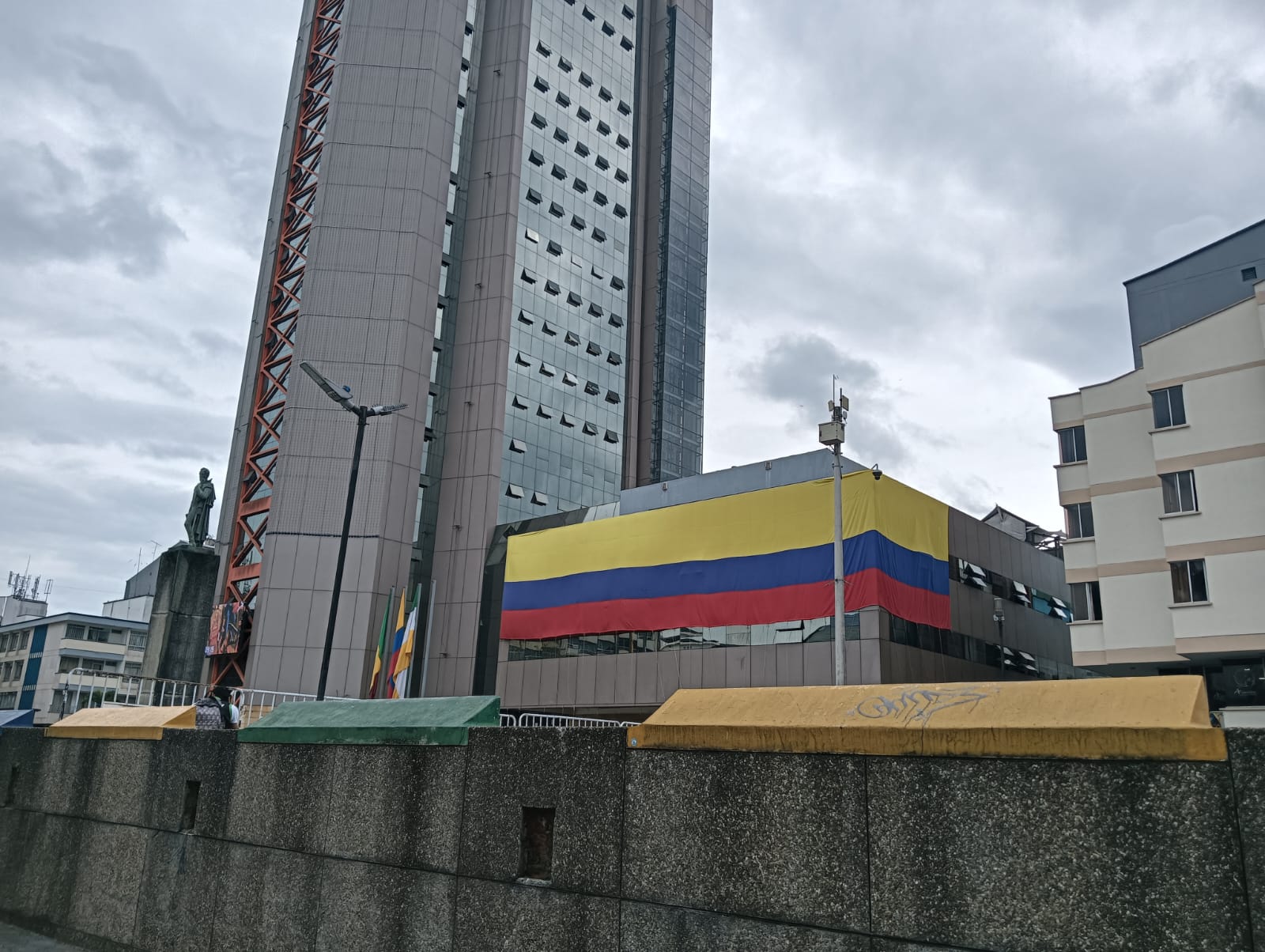 Día de fiesta patria en Colombia, la bandera tricolor en la sede la Asamblea departamental del Quindío en Armenia. Foto: Adrián Trejos