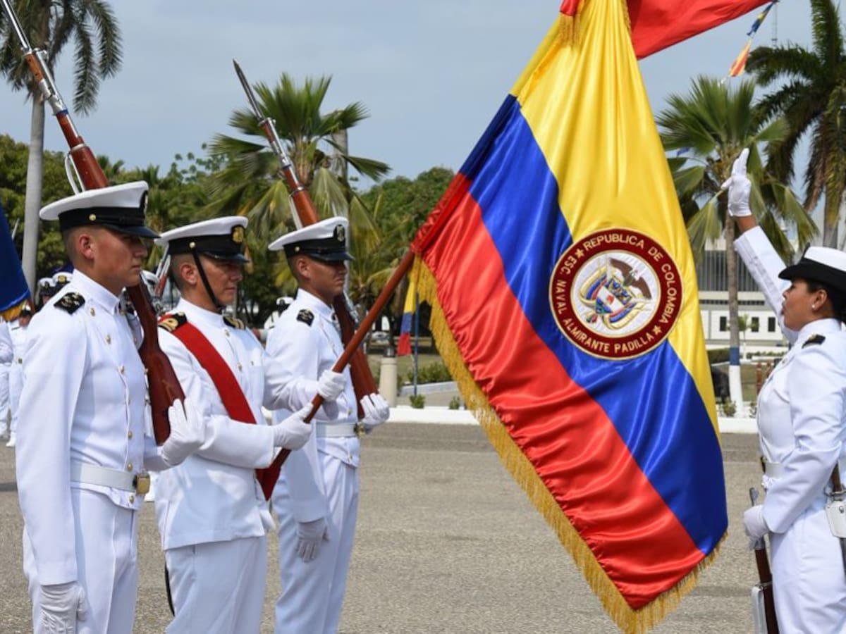 152 nuevos cadetes recibieron las armas en la Escuela Naval