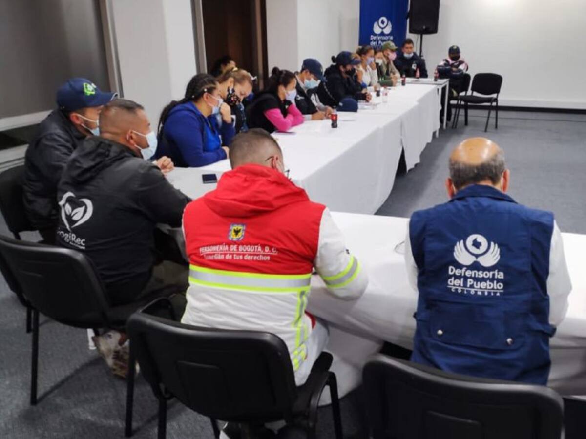 Superservicios instala mesa de diálogo con recicladores en medio de plantón