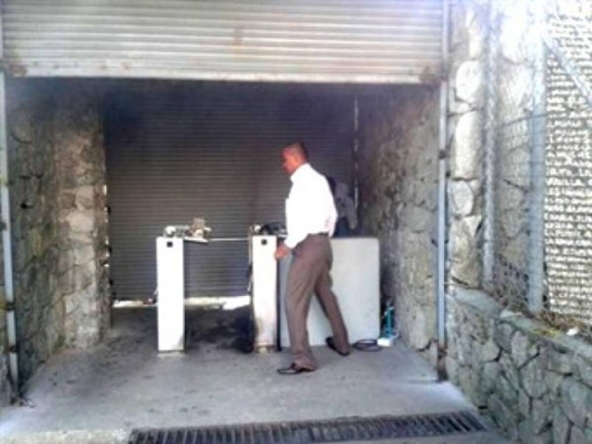 Encapuchados dañaron torniquetes de ingreso a la Universidad de Antioquia