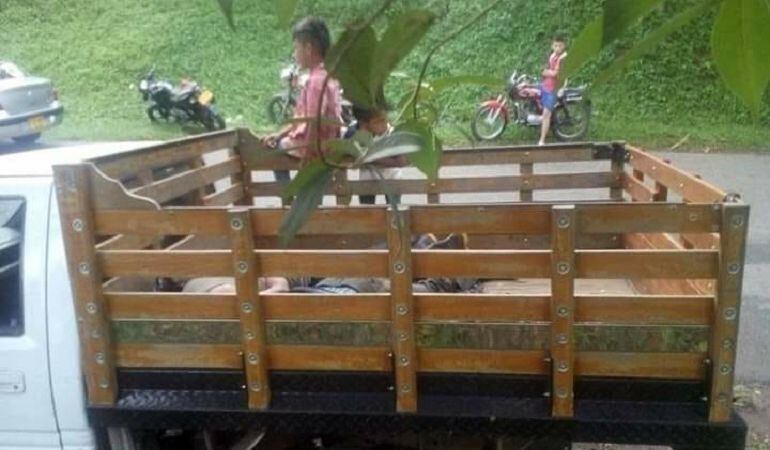 Camioneta donde fueron halladas dos personas muertas.