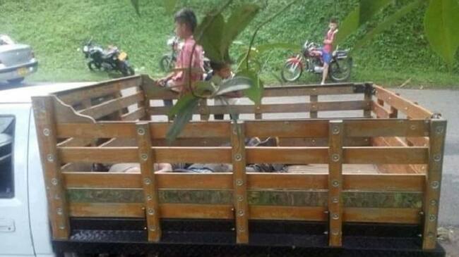 Camioneta donde fueron halladas dos personas muertas.