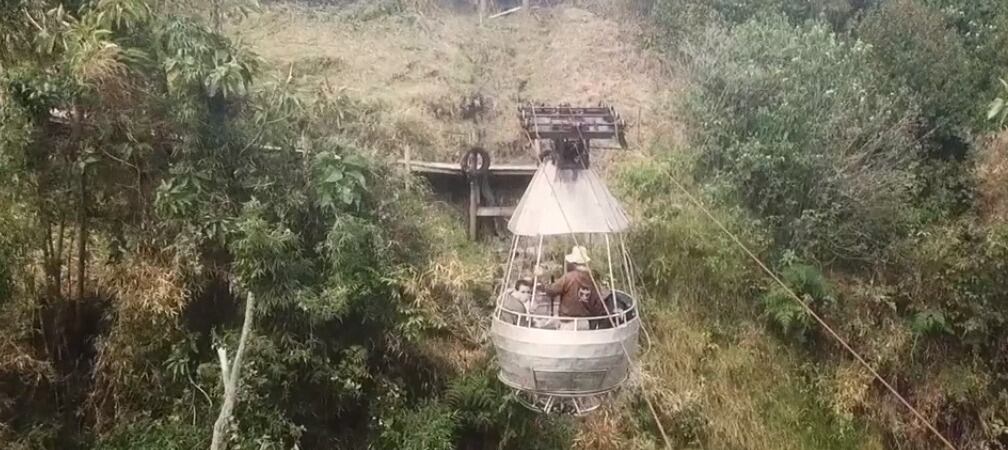 Cable aéreo artesanal o garrucha en el Nido del Cóndor