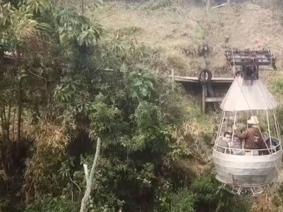 Cinco personas están atrapadas en un cable aéreo artesanal en Villamaría en Caldas