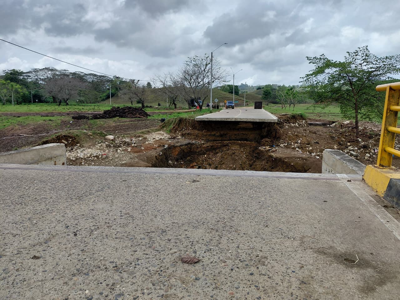 La fuerza del río Canalete arrasó con puentes en Córdoba. Foto: Claudia Hernández/Caracol Radio.