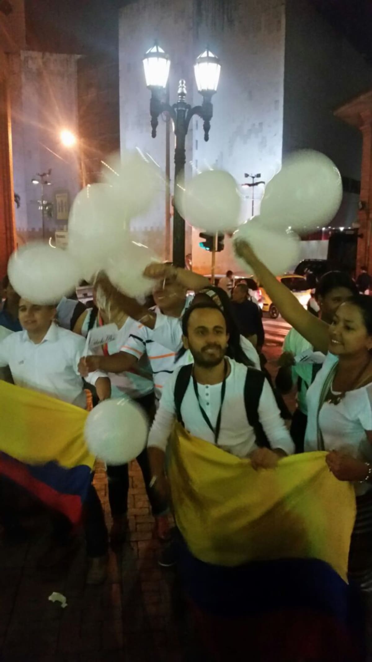 Con bombas y banderas los habitantes de la capital del Valle reciben el anuncio