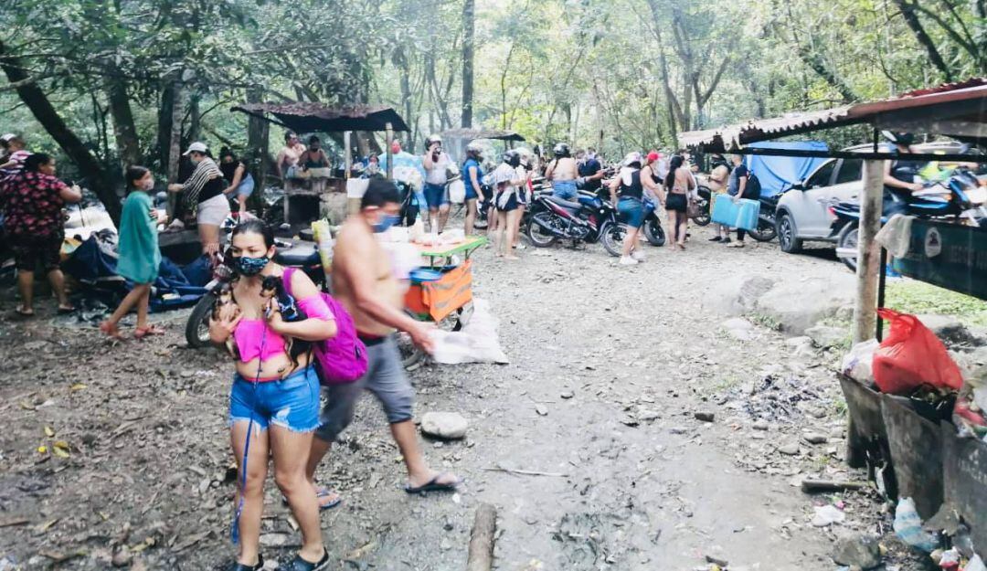 Aglomeraciones en la ribera del río Tasajo en Samaná
