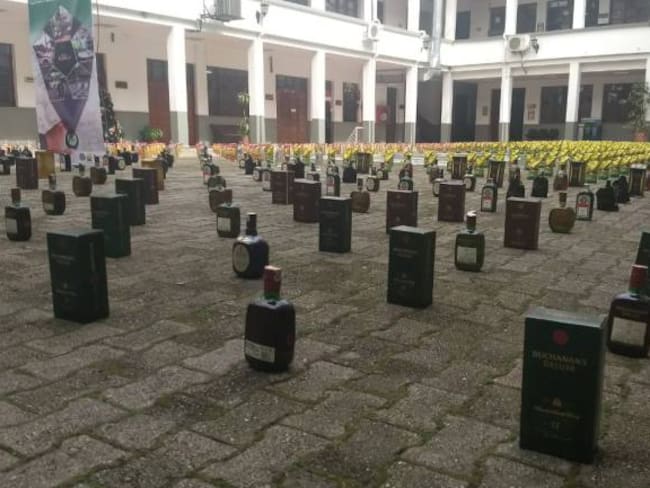 Policía incauta 14 mil botellas de licor adulterado en Medellín
