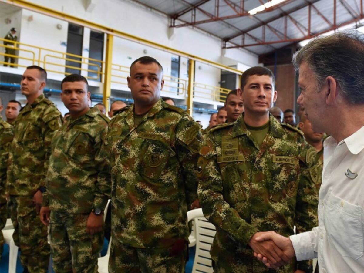Muchos de sus compañeros saldrán de las cárceles: Santos a militares