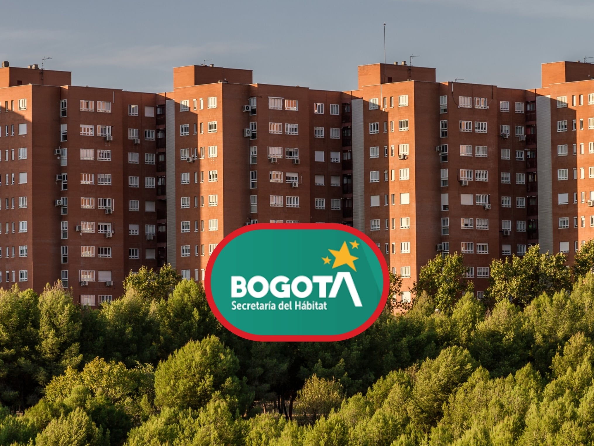 De fondo: Imagen de referencia de un conjunto de apartamentos (Crédito: Getty Images) / Logo: Secretaría del Hábitat (Cortesía: Alcaldía de Bogotá)