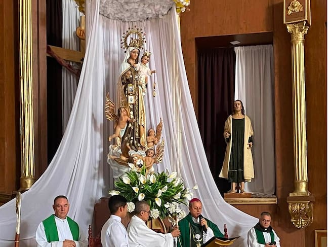 Hoy fiesta de la Virgen del Carmen en el mundo católico, el obispo lideró la Dedicación del Altar y del Templo en la Parroquia Nuestra Señora del Carmen de La Tebaida. Foto: Cortesía Diócesis de Armenia
