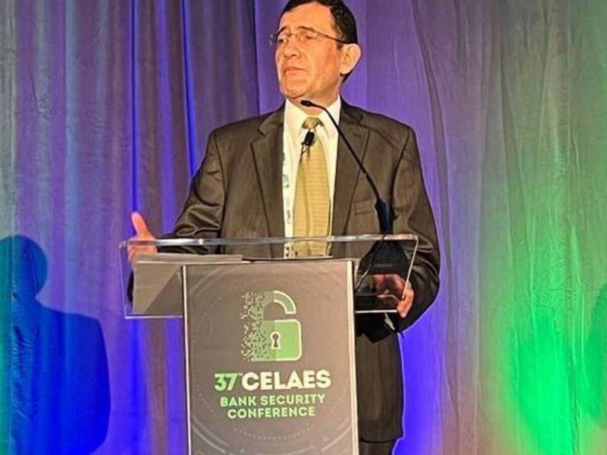 Se mueve el sonajero para la dirección de la Policía Nacional