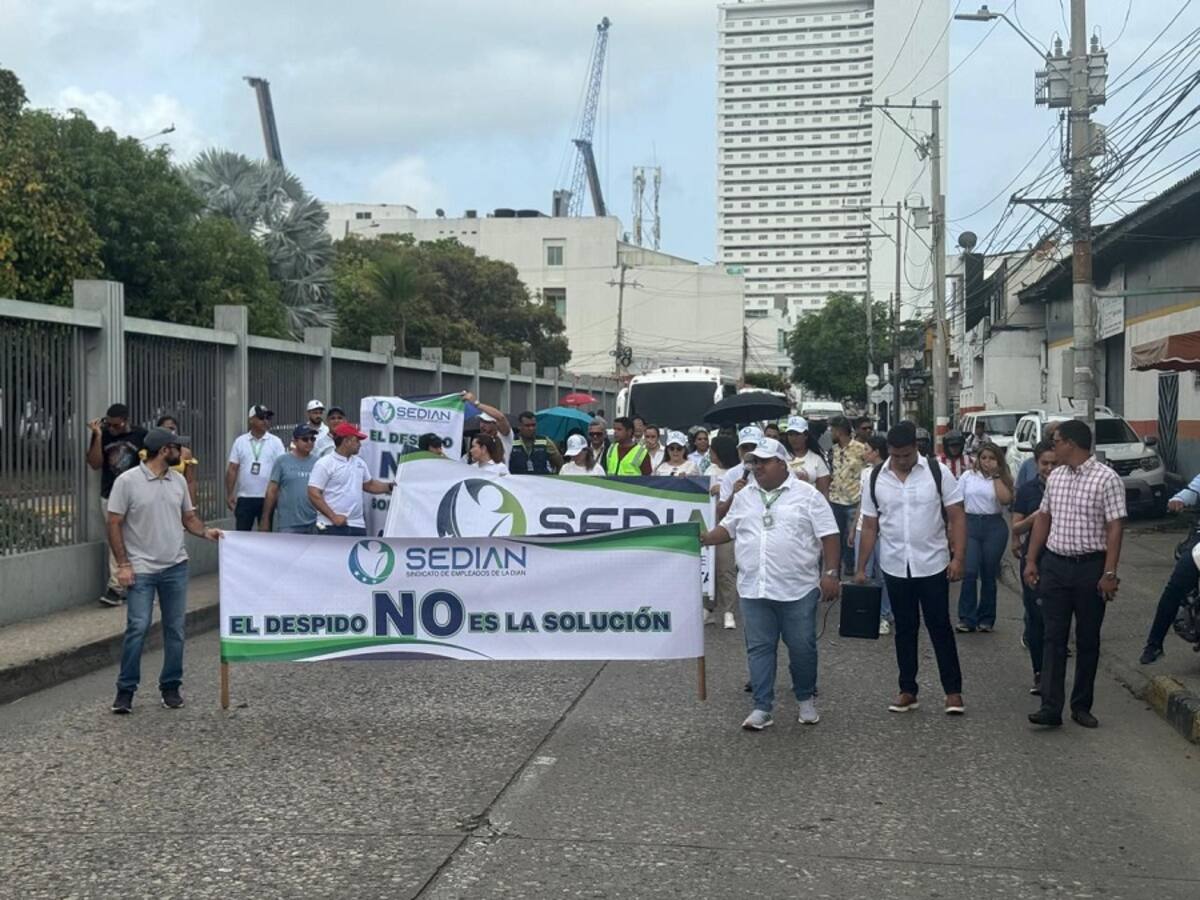 Funcionarios de la DIAN protestaron contra despidos de trabajadores en provisionalidad