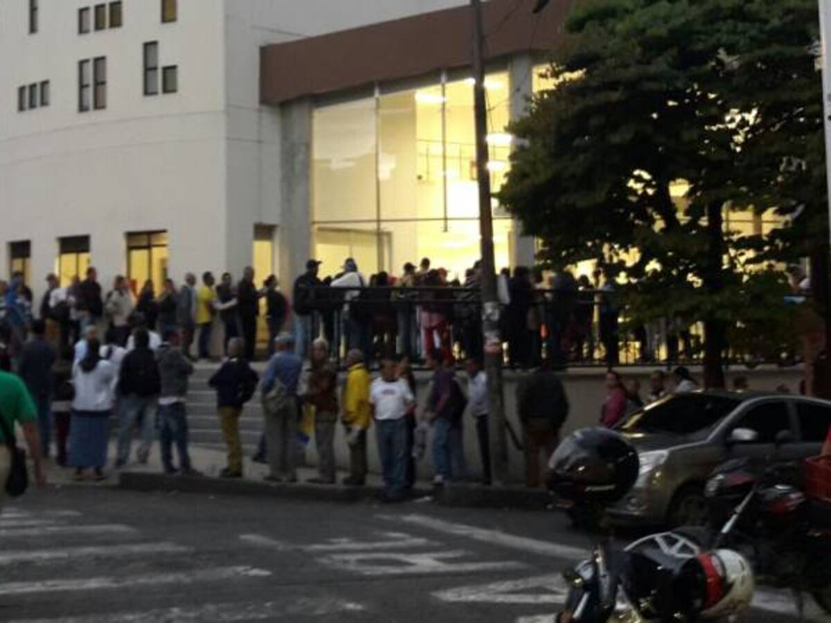 La fila de pacientes le da la vuelta al hospital San Jorge