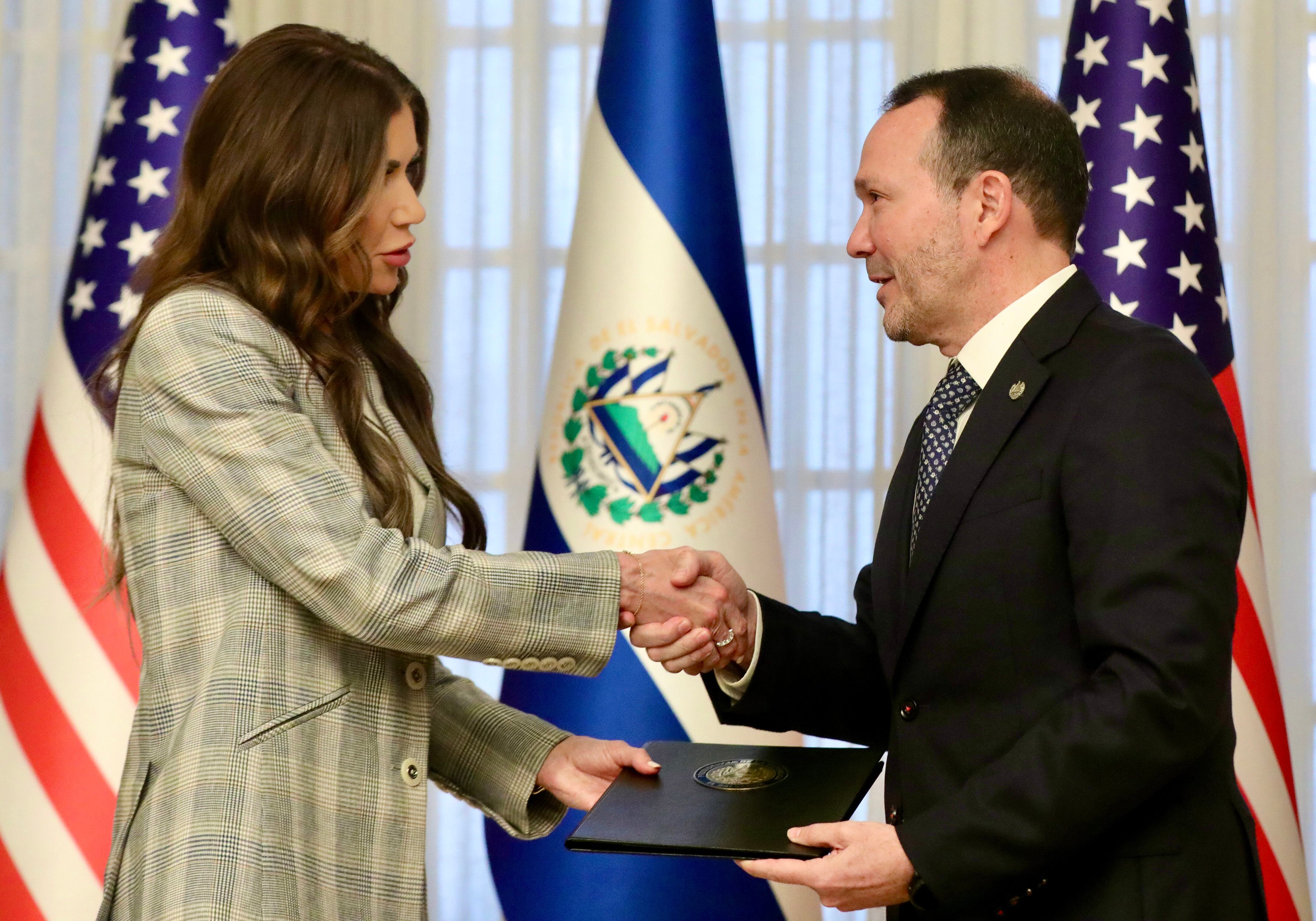 ES3014.SAN SALVADOR (EL SALVADOR), 26/03/2025.- Fotografía cedida por la embajada de Estados Unidos en El Salvador donde se observa a la secretaria de Seguridad Nacional de Estados Unidos, Kristi Noem (i) reunida con el ministro de Justicia y Seguridad Pública de El Salvador, Gustavo Villatoro, este miércoles, en Casa Presidencial en San Salvador (El Salvador). Noem se reunió con Bukele como parte de una visita oficial que realizó a este país que también contempló un recorrido por la cárcel de máxima seguridad donde más de 200 migrantes, expulsados de la nación norteamericana, están detenidos. EFE/ Embajada de Estados Unidos en El Salvador /SOLO USO EDITORIAL NO VENTAS /SOLO DISPONIBLE PARA ILUSTRAR LA NOTICIA QUE ACOMPAÑA (CRÉDITO OBLIGATORIO)