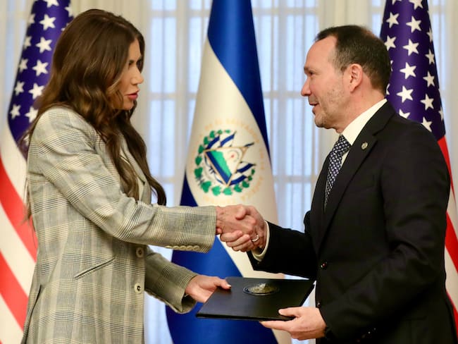 ES3014.SAN SALVADOR (EL SALVADOR), 26/03/2025.- Fotografía cedida por la embajada de Estados Unidos en El Salvador donde se observa a la secretaria de Seguridad Nacional de Estados Unidos, Kristi Noem (i) reunida con el ministro de Justicia y Seguridad Pública de El Salvador, Gustavo Villatoro, este miércoles, en Casa Presidencial en San Salvador (El Salvador). Noem se reunió con Bukele como parte de una visita oficial que realizó a este país que también contempló un recorrido por la cárcel de máxima seguridad donde más de 200 migrantes, expulsados de la nación norteamericana, están detenidos. EFE/ Embajada de Estados Unidos en El Salvador /SOLO USO EDITORIAL NO VENTAS /SOLO DISPONIBLE PARA ILUSTRAR LA NOTICIA QUE ACOMPAÑA (CRÉDITO OBLIGATORIO)