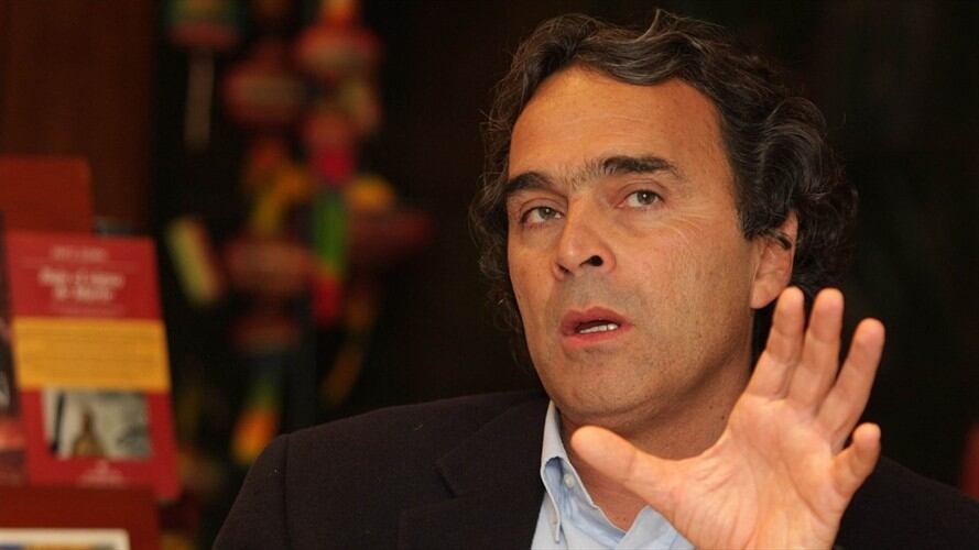 Sergio Fajardo se refiere a la polémica tras anunció de recolección de firmas para lanzar su candidatura presidencial de Vargas Lleras. Foto: Colprensa.