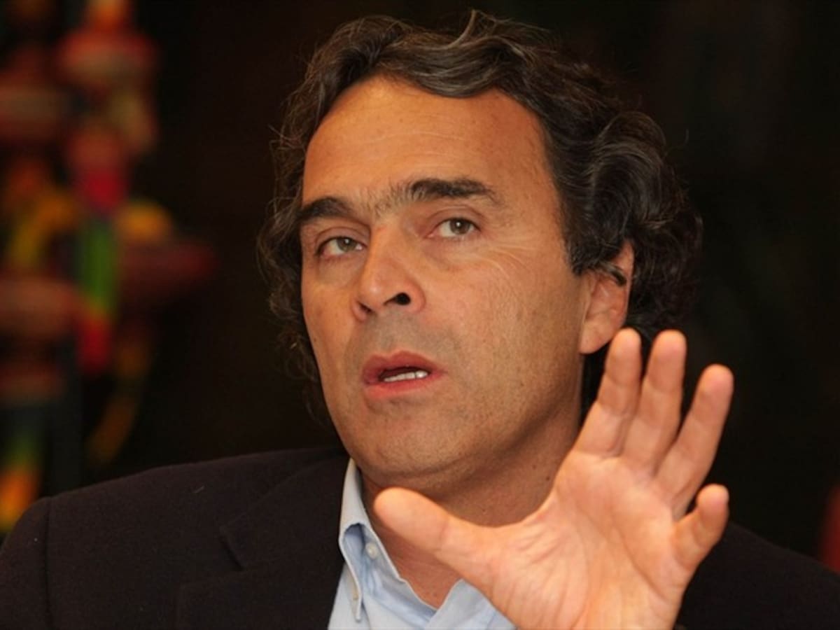 Hay que revisar con lentes infrarrojo a los candidatos que recogen firmas: Sergio Fajardo