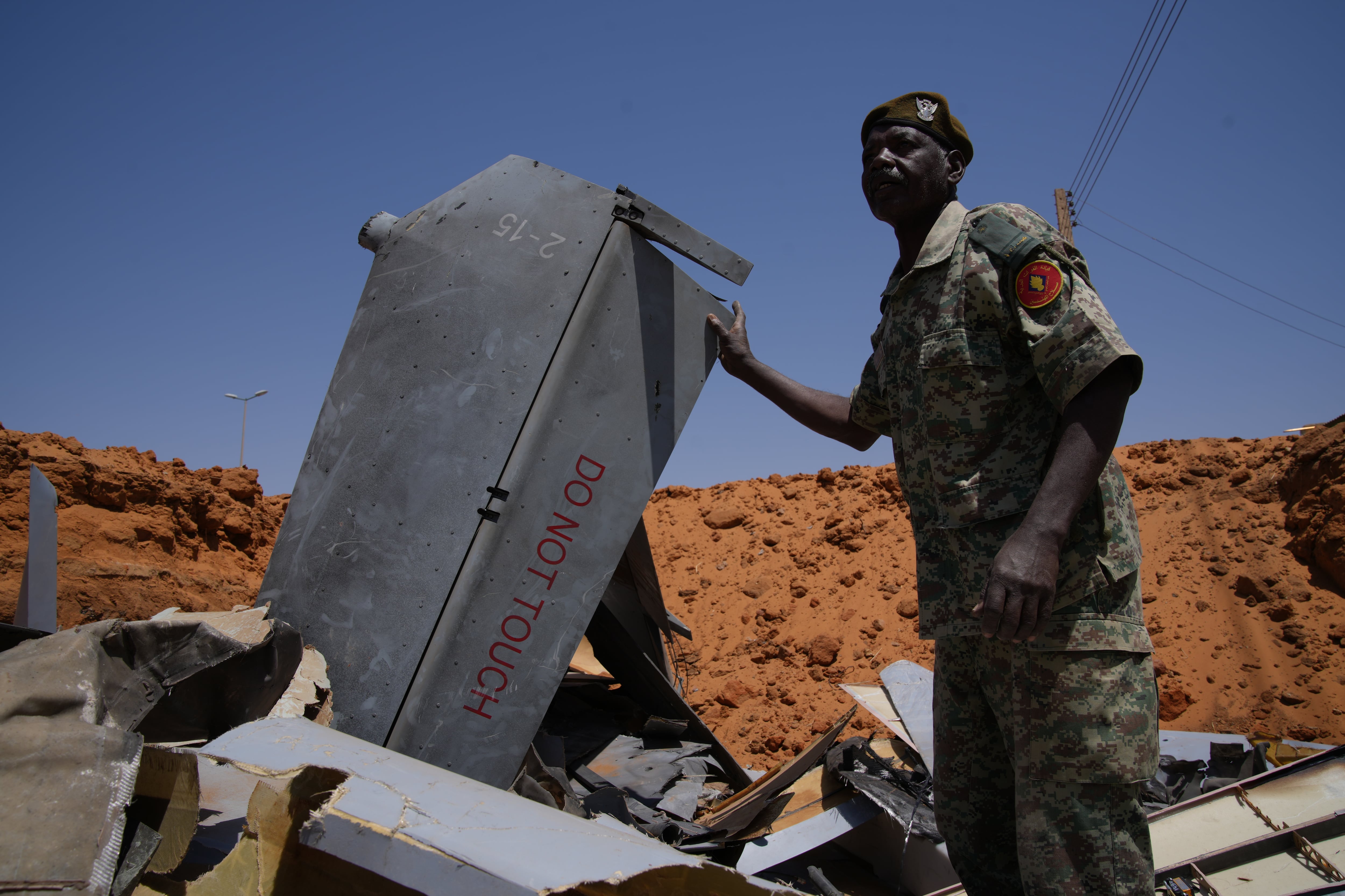 Al Obeid, Sudan - Hombre sosteniendo los restos de un dron que explotó en la ciudad (Crédito: Faiz Abubakr / Los Angeles Times via Getty Images)
