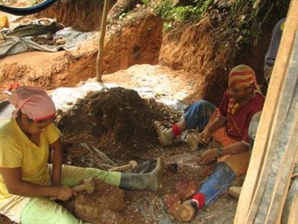 Mindefensa ordena perseguir la violencia sexual contra menores en zonas mineras del país