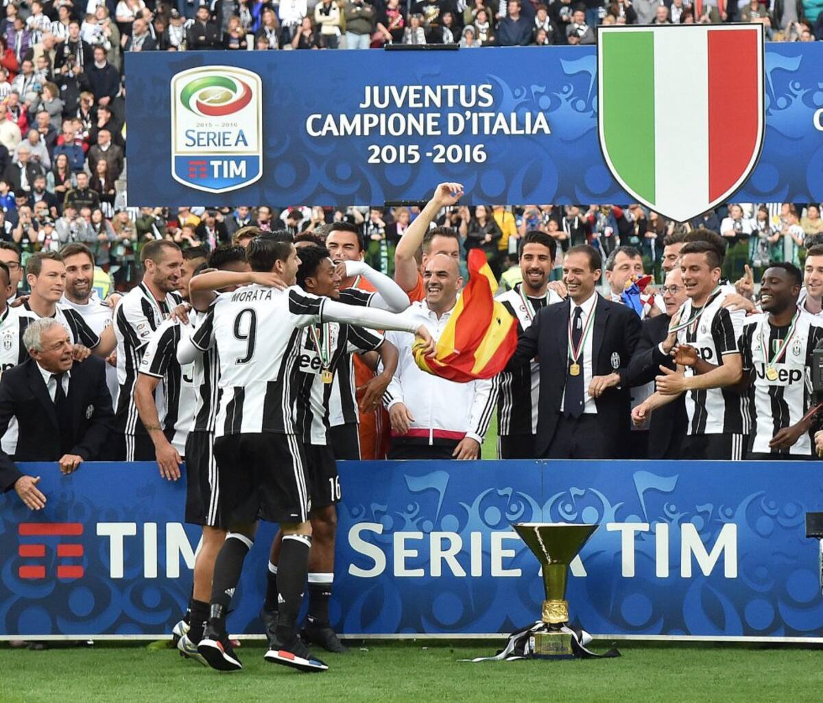 Cuadrado celebrando con sus compañeros el título.