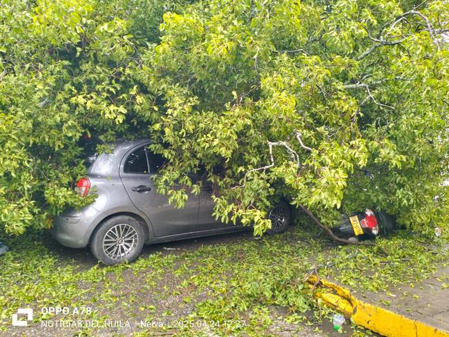 Tres automóviles y dos motocicletas resultaron afectados. Foto Caracol Radio Neiva.