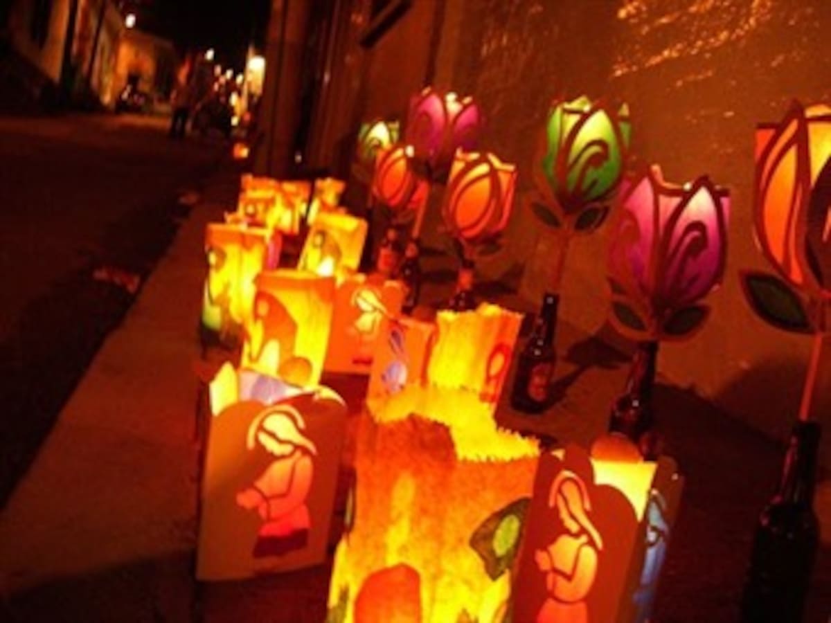 En Bogotá se encendió la navidad con la "noche de las velitas"