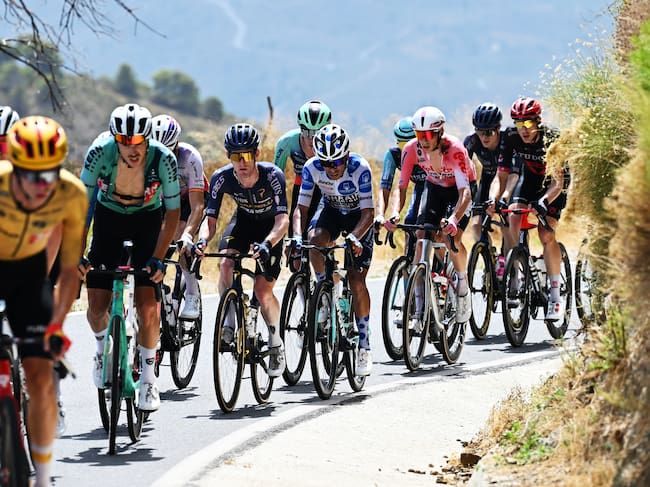 Santiago Buitrago avanza en el grupo de fuga durante la etapa 13 de la Vuelta a España. (Photo by Tim de Waele/Getty Images)