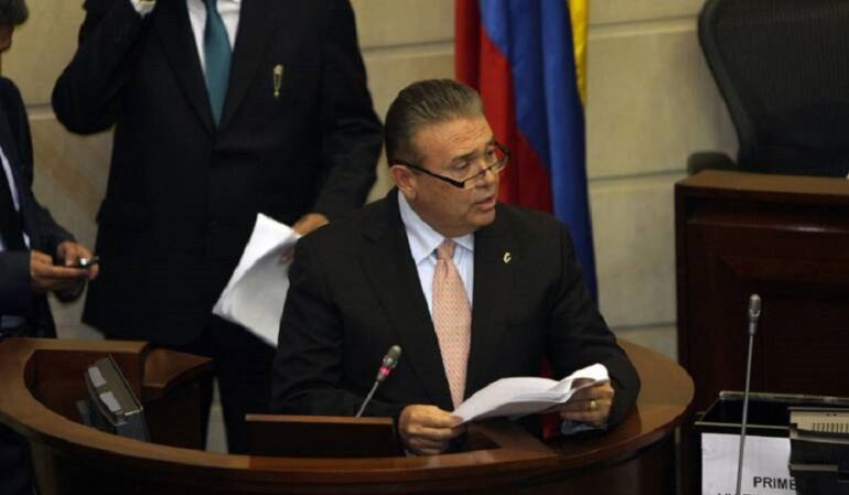 Se le sindica por presuntos nexos con ex paramilitares