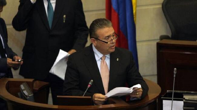 Se le sindica por presuntos nexos con ex paramilitares