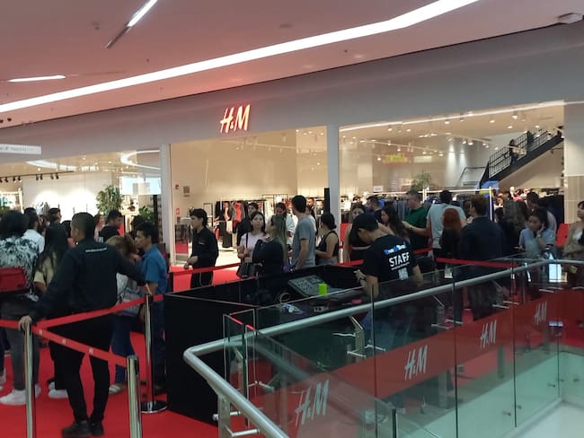 Largas filas por inauguración de H&M en Floridablanca