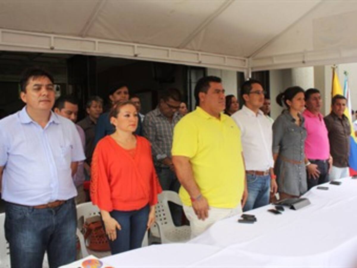 Gobernador destituido por corrupción sigue despachando