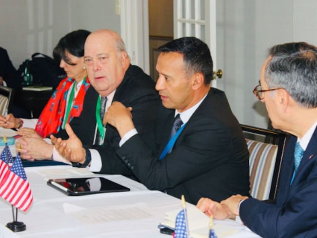 Ministro de Defensa abordó lucha contra el narcotráfico en reunión con senadores estadounidenses