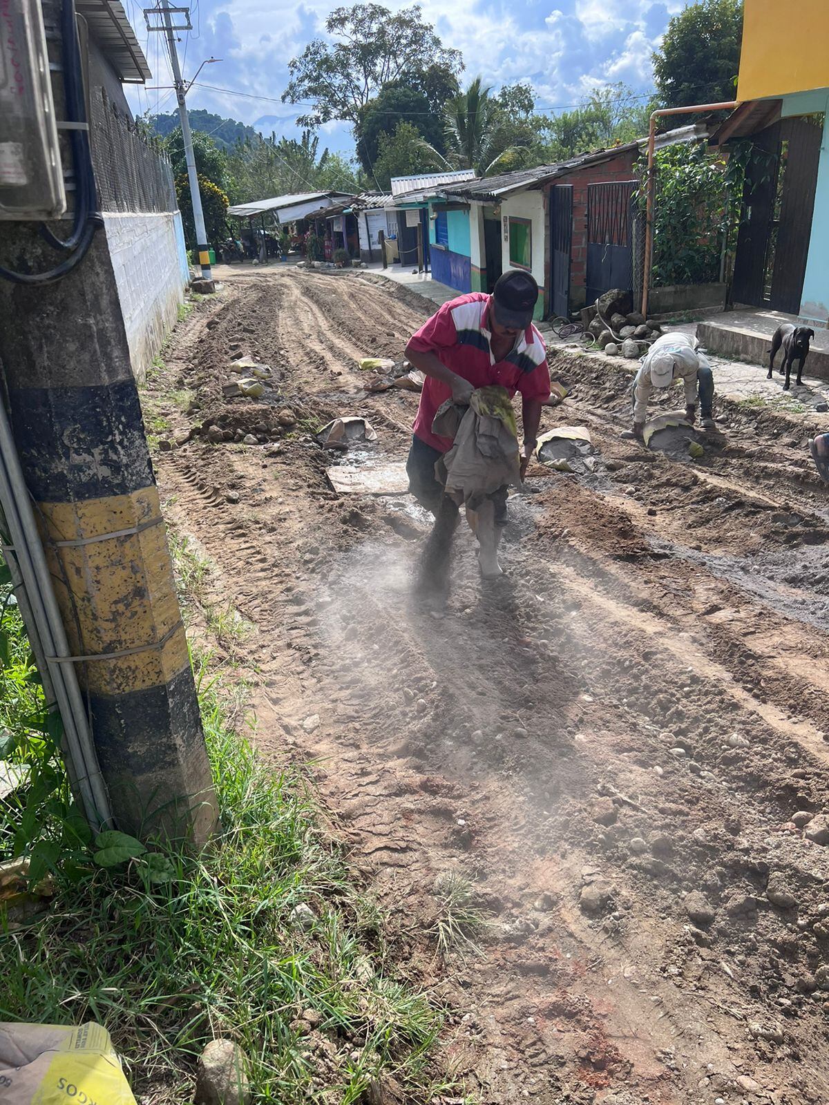 Comunidad arreglando la vía- foto cortesía para Caracol Radio