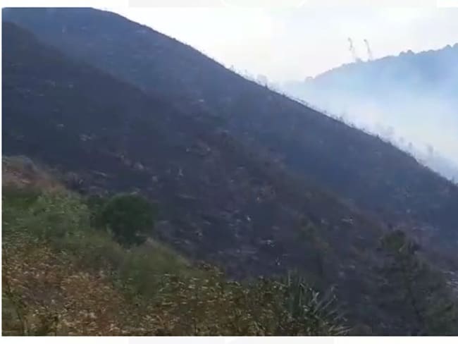 Por más de ocho horas bomberos de Yumbo lucharon para sofocar incendio