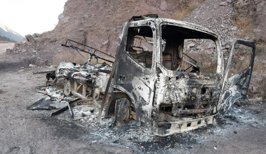 Vehículo incinerado por sujetos armado