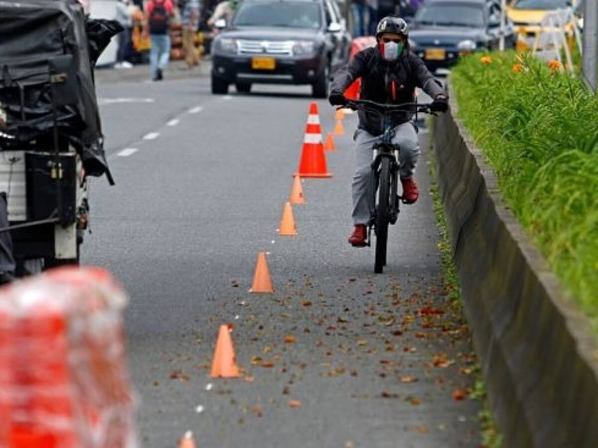 Usuarios de ciclobanda en Manizales recogen firmas solicitando repintar líneas del carril