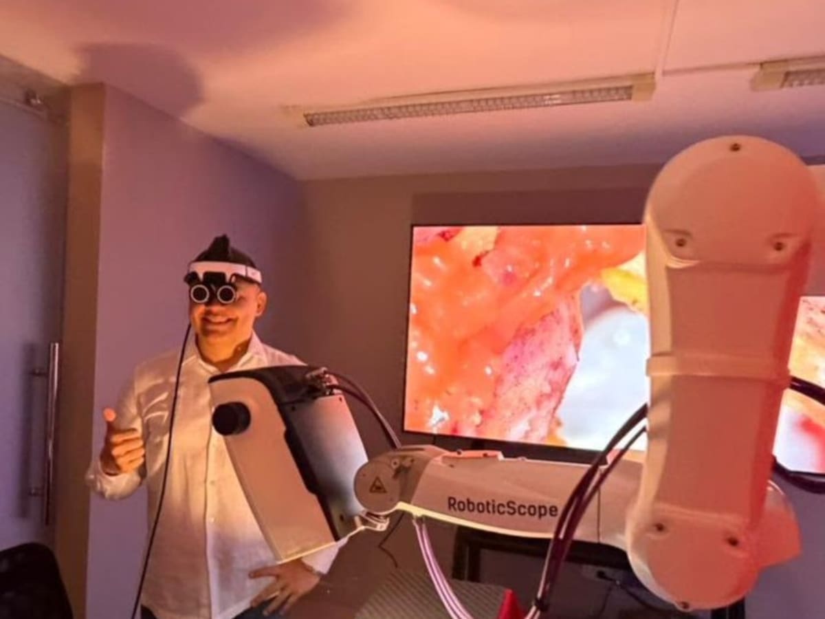 Médico cucuteño líder en cirugía mediante robot en experiencia en Perú