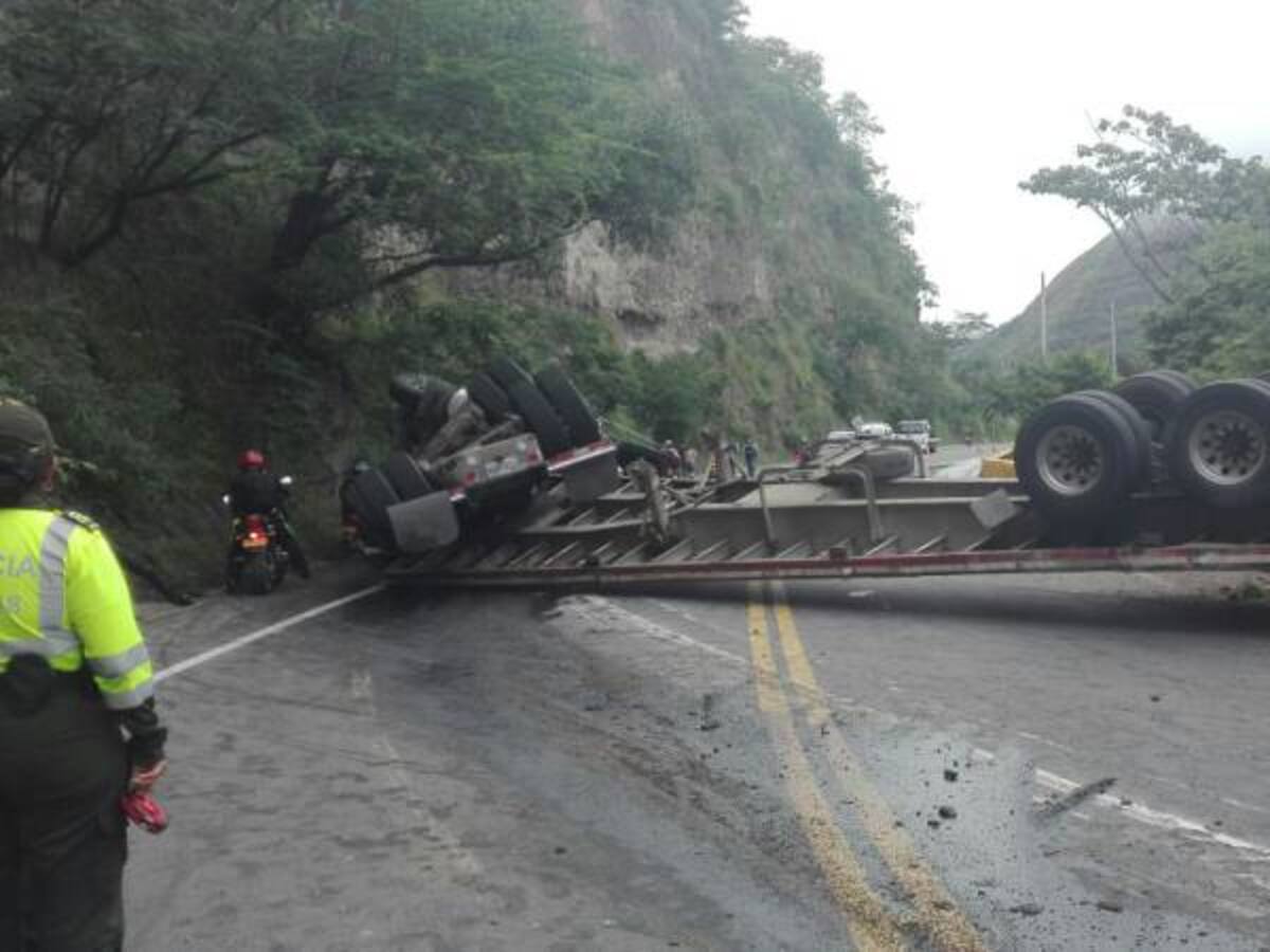 En aparatoso accidente tractocamión se volcó en la vía Ibagué-Gualanday