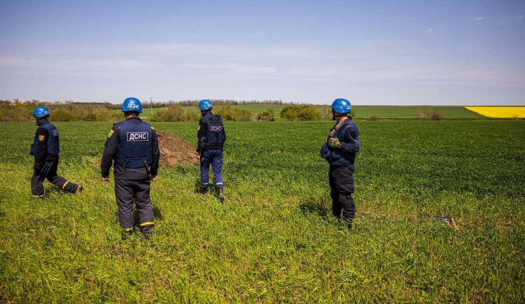 Agentes de seguridad buscan misiles en cultivo en Ucrania. Foto: Getty